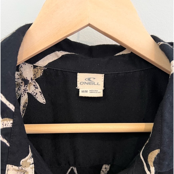 O’NEILL black flower button up shirt size M - Picture 2 of 2